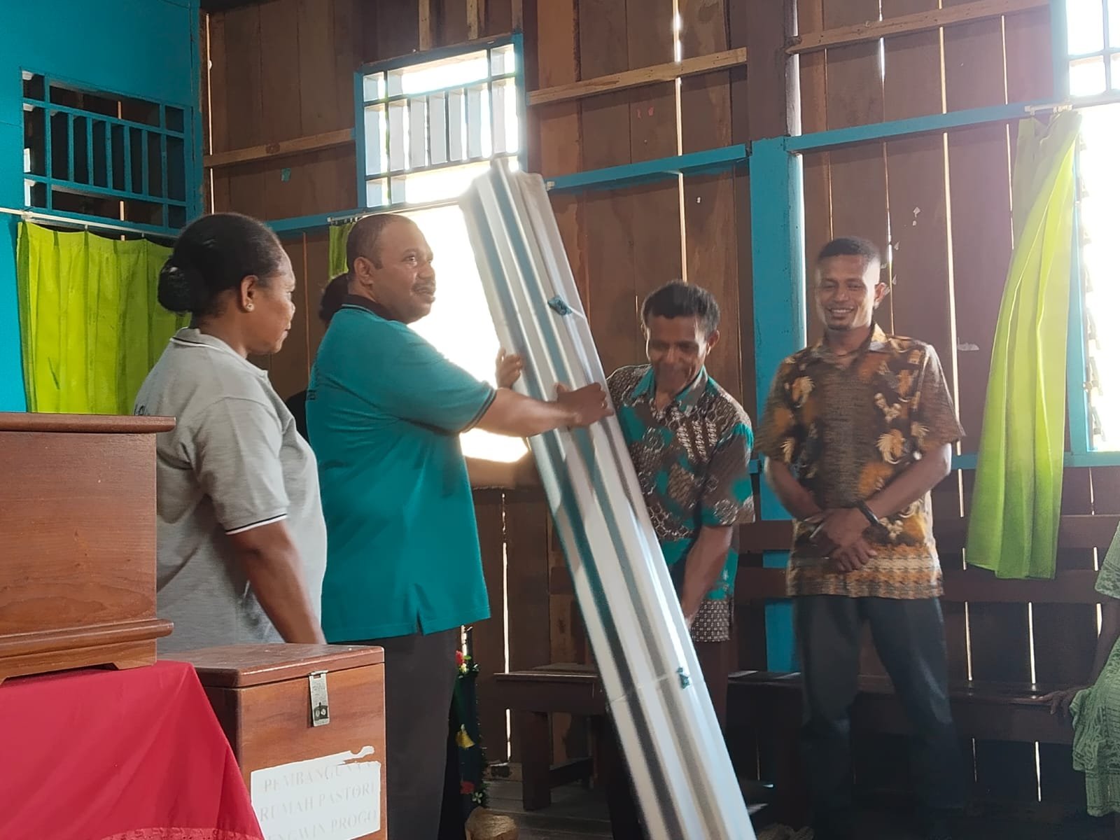 BERKUNJUNG KE WAISAMBA: PW GKI KLASIS KENTUK GRESI SERAHKAN 99 LEMBAR SENK
